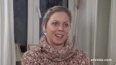 play Julia Nos Da El Recorrido Íntimo De Su Coño Y Culo Depilados, Tocándose Los Dedos Con Un Consolador Vibrador