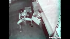 play Linda adolescente amateur se aburre y se pone cachonda, metiéndose los dedos en su coño mojado hasta alcanzar un orgasmo alucinante en una cámara espía