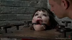 play Micuta sclavă asiatică este lovită de la spate cu un penis masiv în această scenă de bondage hardcore bdsm