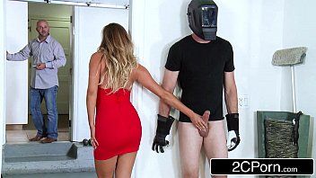 play Xnxx con una rubia lo esconde de su marido y lo patea