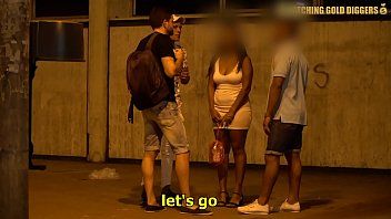 play Uma vadia Zerit noite vários homens e levada para casa para foder