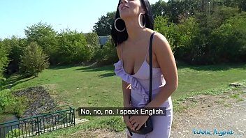 play Filmes pornô nas costas de mulheres fodendo sexo forçado e brutal na grama verde com uma morena