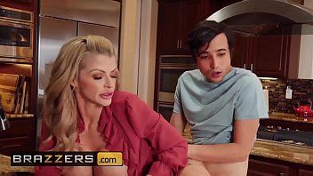 A loira magrinha faz sexo por muito dinheiro