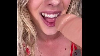 play A adolescente da constante chupa um vibrador enorme e coloca na bucetinha