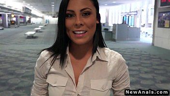 play Super xnxx cuando llega a casa con su marido que se la folla con ropa