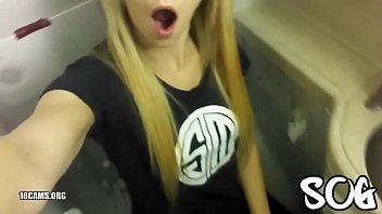 play Mujer rubia masturbándose en un baño