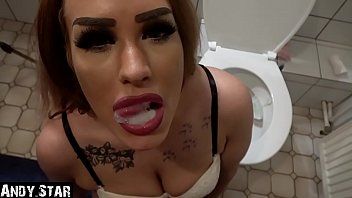 play يعطي اللسان في الحمام ويملأه بـ xnxx مجانًا
