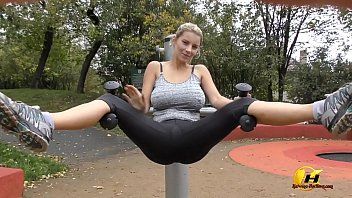 play L'adolescent fait du sport nu dans le parc
