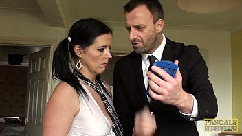 play De Britse brunette neukt een jonge man die doet wat hij wil