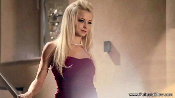 play La blonde chaude fait une pipe inoubliable