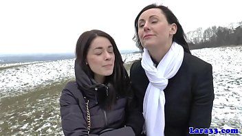 play Una donna bruna bacia una donna adolescente nella sua figa