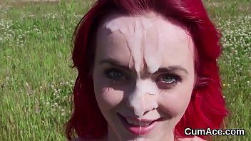 play De tienerblonde wil xxx doen terwijl ze gefilmd wordt