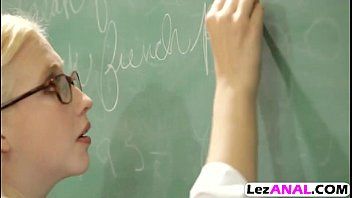 play Le balai blond se fait baiser seulement dans le cul