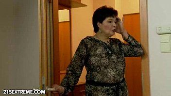 play La madre entra da suo nipote e lo porta al suo pene hardcore
