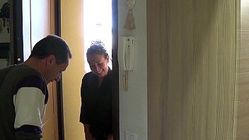 play Escoba madura con copos en el coño baja 3 pisos para follar con su novio abajo