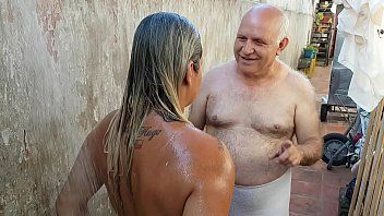 play Il nonno vede sua nipote nuda sotto la doccia e le strofina la figa