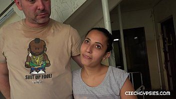 يمارس المستأجر ذو الثدي الصغيرة الجنس الفموي مع المؤجر