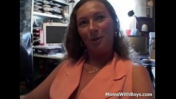 play American lover with an employee who seriously fucks his boss in her pussy on the desk
