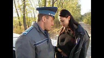 play Sexe français, caméra cachée, film comment deux agents baisent une brune