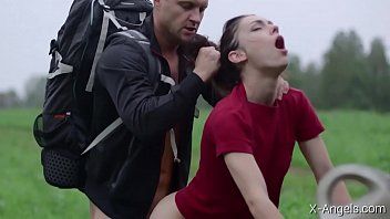 play Ele faz uma viagem com alguém que considera amigo e diz para ele fazer sexo com ele