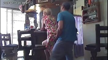 play Incluso si es en una tienda pública, esta perra amorosa necesita ser penetrada.