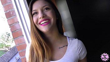 play Pedina la sua vicina e quando è a casa da solo va a scoparsela nel culo