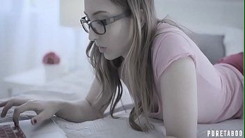 play Deze jonge vrouw blijft met haar penis in haar keel zitten, ook als haar partner klaarkomt en dat wil