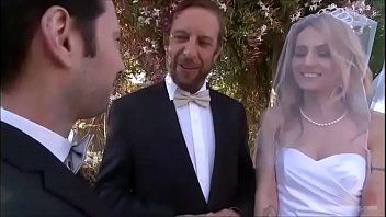 play La mariée a pénétré du mariage et a pénétré dans un groupe de plusieurs invités