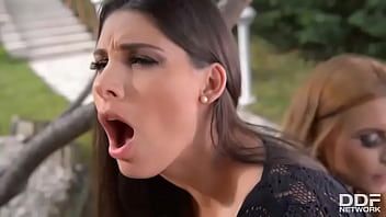 play Presiona muy sensualmente el punto G de su coño para excitarla y hacerla querer