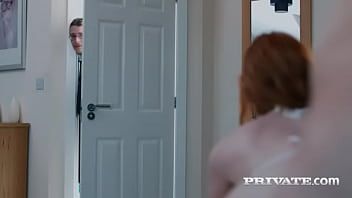 play Sa demi-soeur est une milf rousse à gros seins qui lui fait des yeux doux