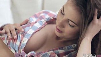 play Cristina a sweet girl who inserts her fingers in her pussy