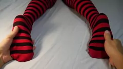 play Fußfetisch-Fantasie: Heiße MILF lässt sich die Beine massieren und die Socken ausziehen