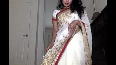 play Desi Dhabi entblößt ihre haarige Muschi im Saree für Hardcore-Sex