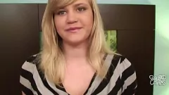 play الشباب شقراء روكسي لوفيت مارس الجنس و Creampied في صب الأريكة
