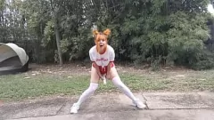 play Ginger Shae soumise gicle à l'extérieur avec un vibromasseur