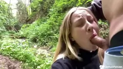 play Gagica blondă primește un cumshot în aer liber