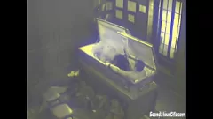 play Combustible fetiche: sexo de la oficina secreta de la novia morena con poca polla en ataúd