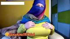 play الجمال العربي المغطى بالهريب مع شرائح ثدي هائلة لجلسة كاميرا مشبعة بالبخار